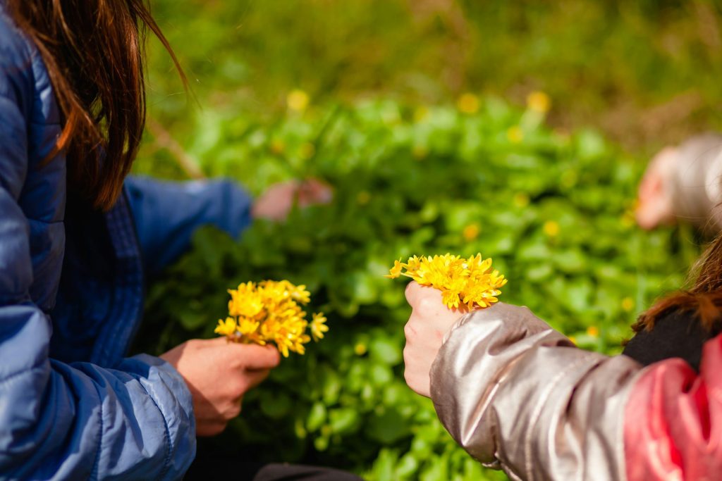un couple de personnes qui tiennent des fleurs