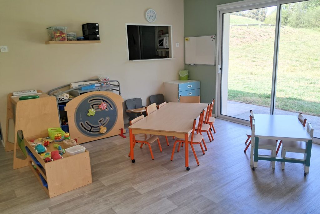 Une petite fille assise sur un banc lisant un livre